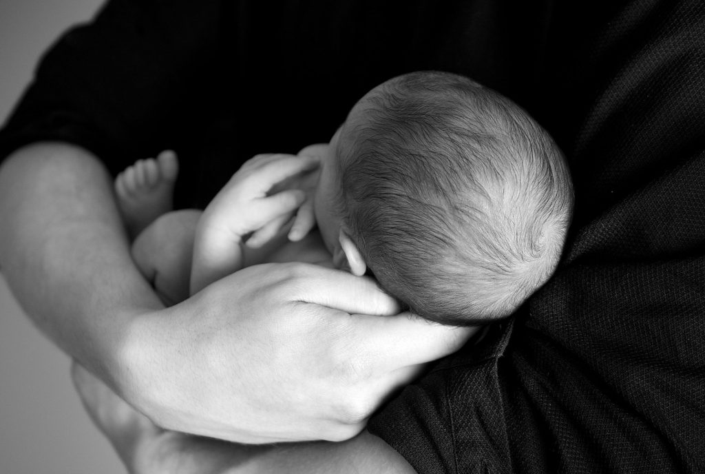 Los bebés necesitan estar en brazos, así se sienten protegidos. 